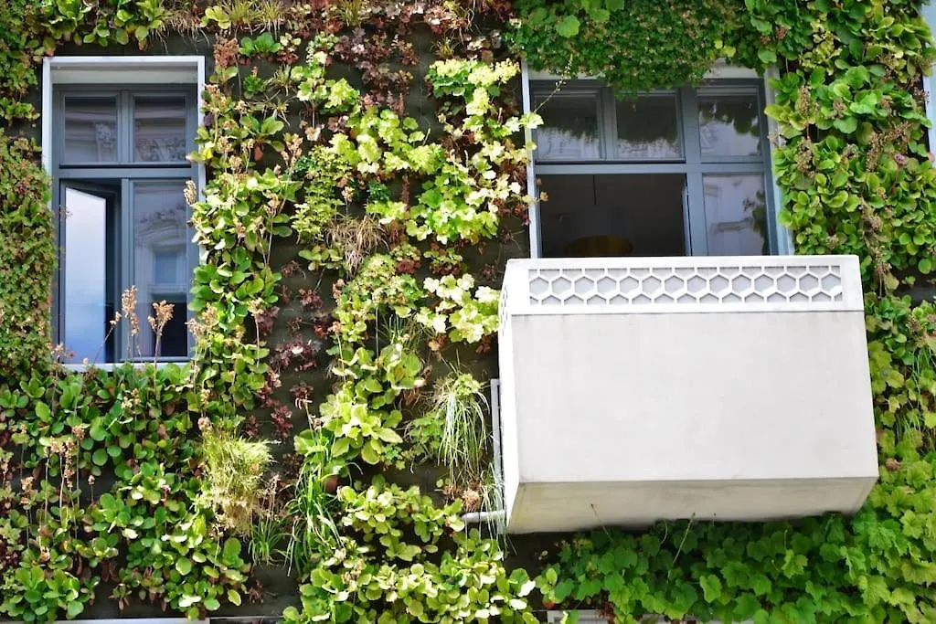 Modern Building With Vertical Garden & 2 Bedrooms Berlín
